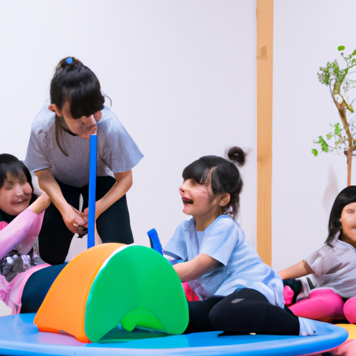 קבוצת ילדים משחקים בשמחה תחת עינו הפקוחה של מטפלת בילדים